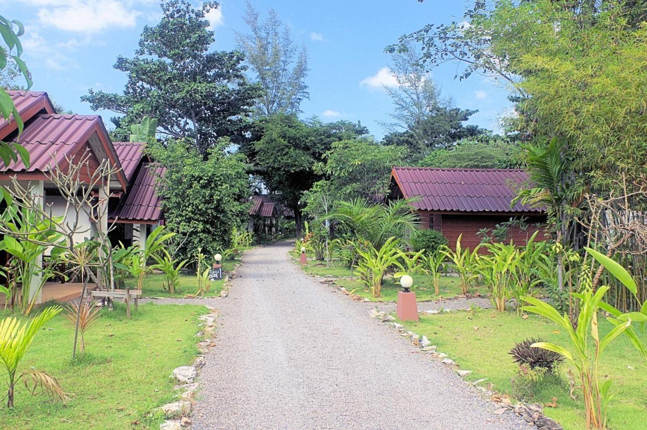 Thai House Beach Resort Ко-Ланта Экстерьер фото